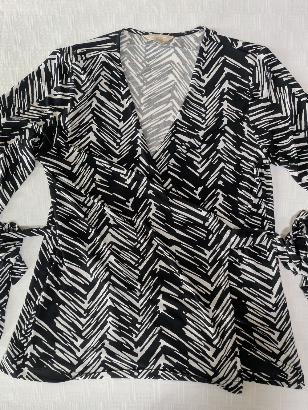Banana Republic Black & White Abstract Chevron Wrap Top - Size XL